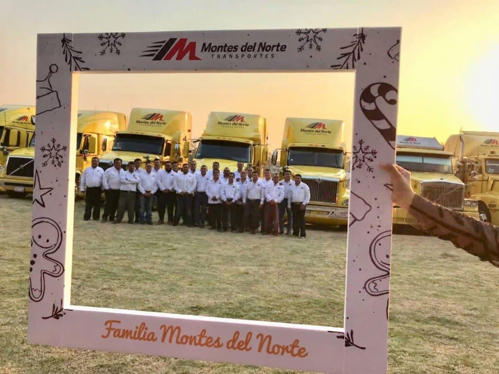 Familia Montes del Norte frente a la flotilla de unidades